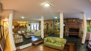 Lobby sitting area - Hotel Bahia Nueva (Puerto Madryn)