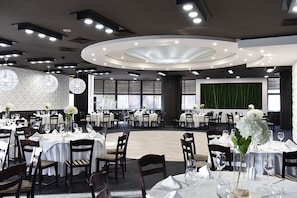 3 restaurants, breakfast served