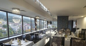 3 restaurantes, se sirve desayuno 