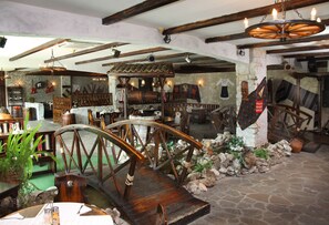 3 restaurants; breakfast, lunch, dinner, and brunch served - Grand Hotel Shumen (Shumen)