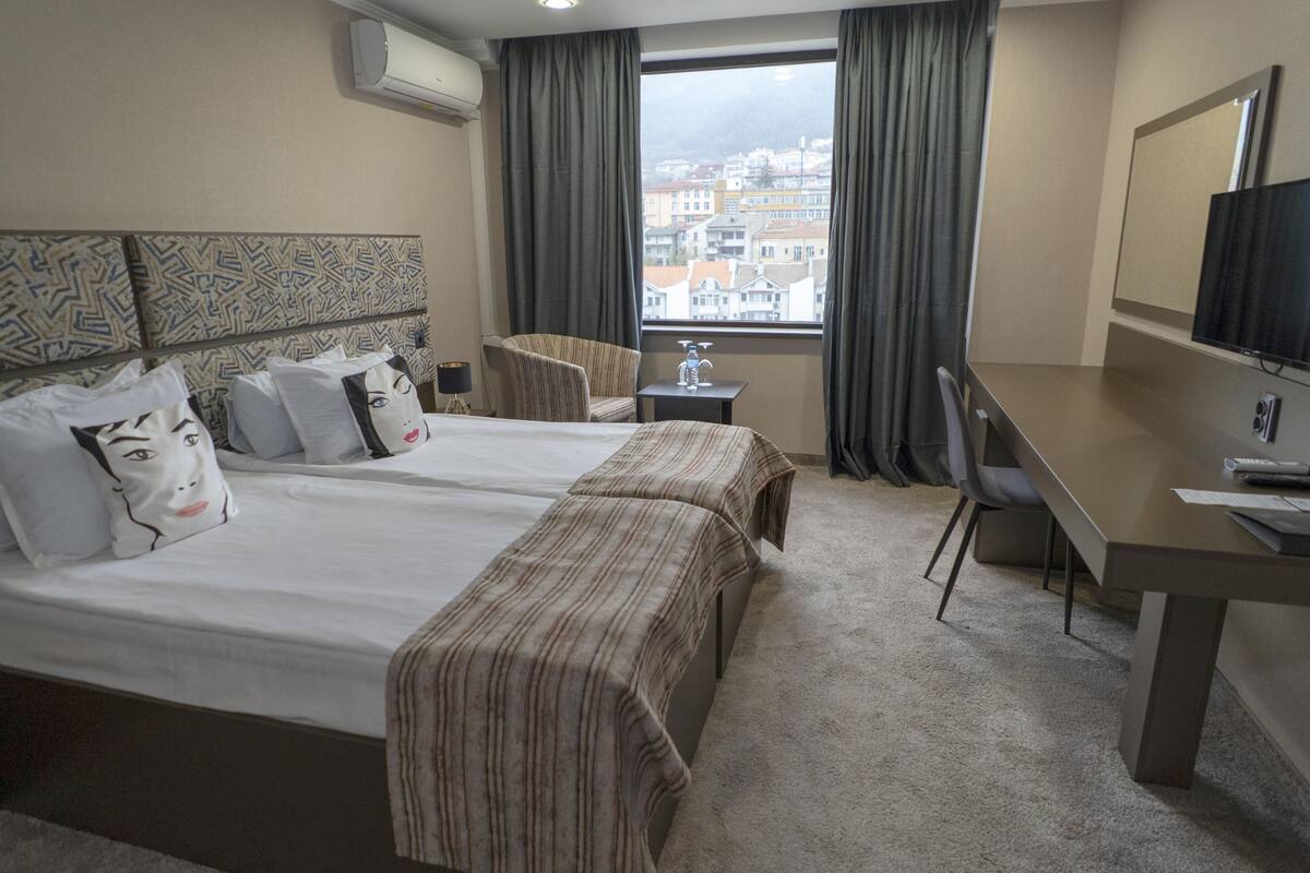 Minibar, desk, soundproofing, WiFi (free)