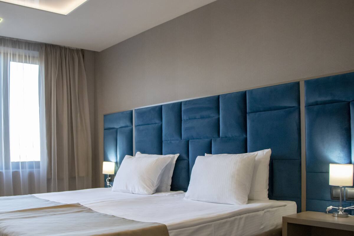 Minibar, desk, soundproofing, WiFi (free)