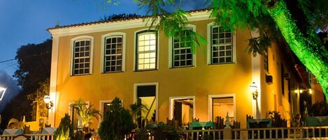 Voorkant accommodatie - avond/nacht