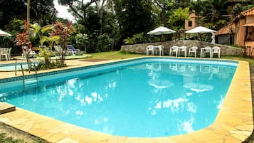 2 piscines a l'aire lliure