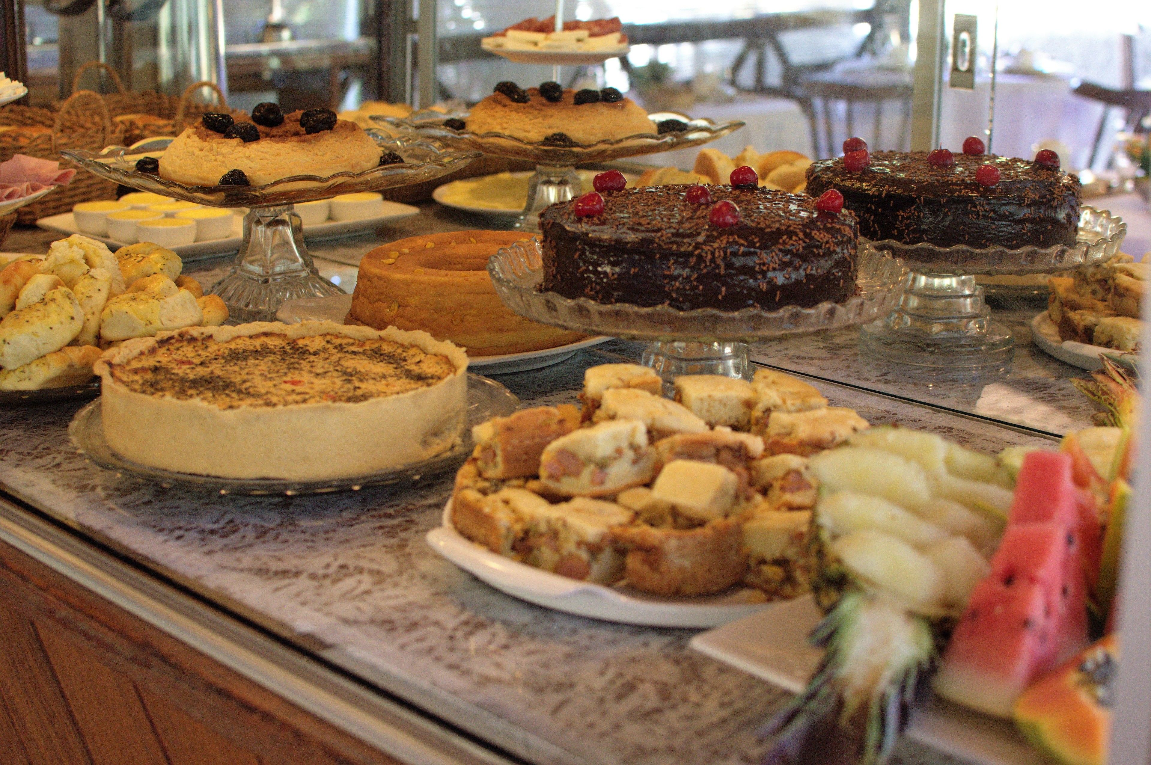 Um buffet com diversos doces e frutas.