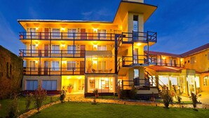 Front of property – evening/night - Inca Utama Hotel & Cultural Resort (La Paz)