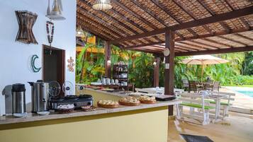 Café da manhã com buffet grátis todos os dias