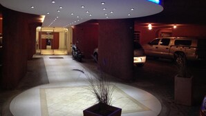 Entrada de un hotel con un cartel que dice "HOTEL MONTECARLO".