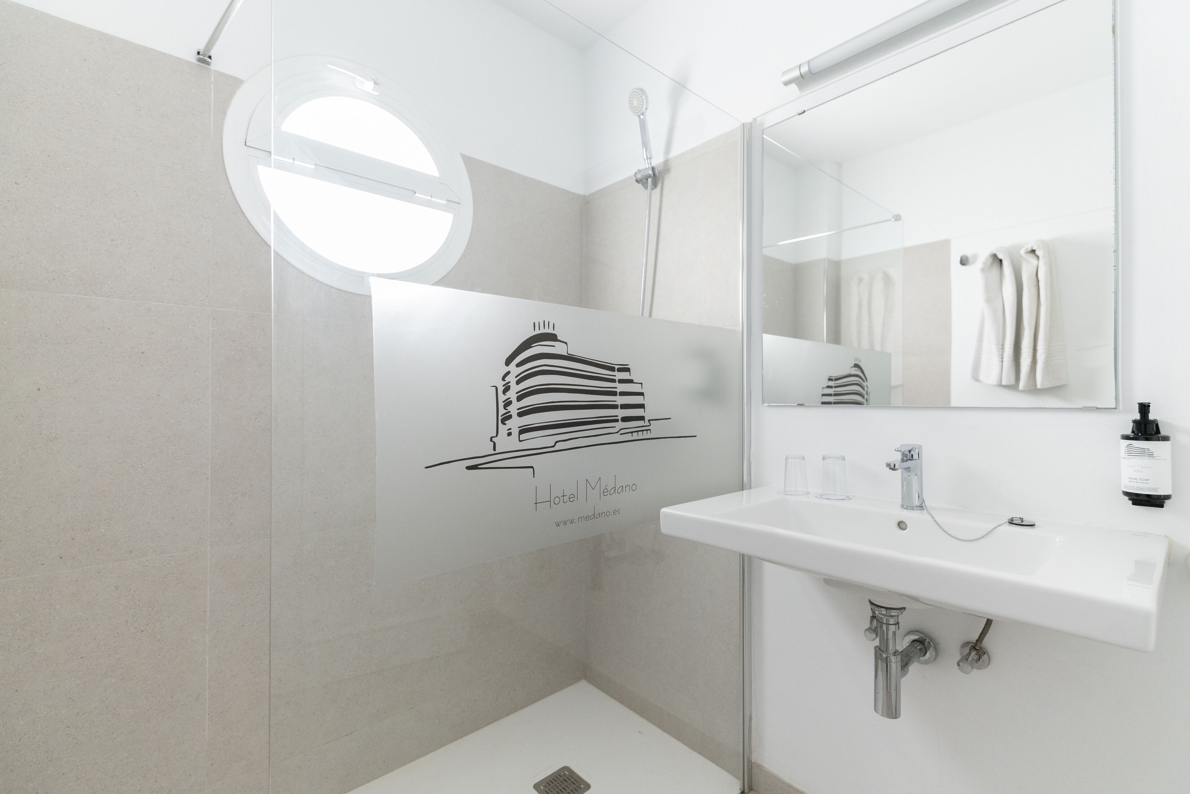 combined shower/bathtub, hair dryer, towels, toilet paper