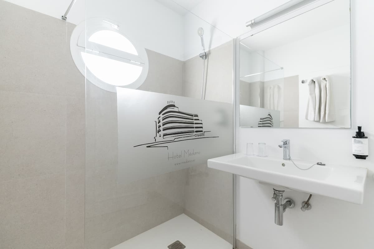 combined shower/bathtub, hair dryer, towels, toilet paper