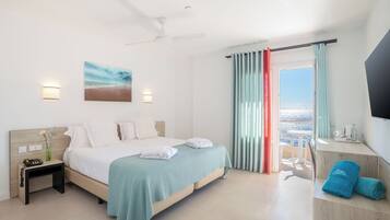 Een kluis op de kamer, een bureau, verduisterende gordijnen