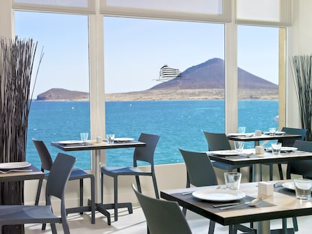 Se sirven almuerzos. Hotel Médano