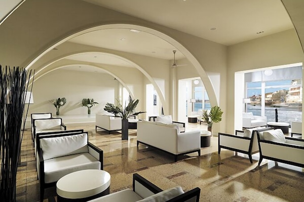 Lobby-lounge