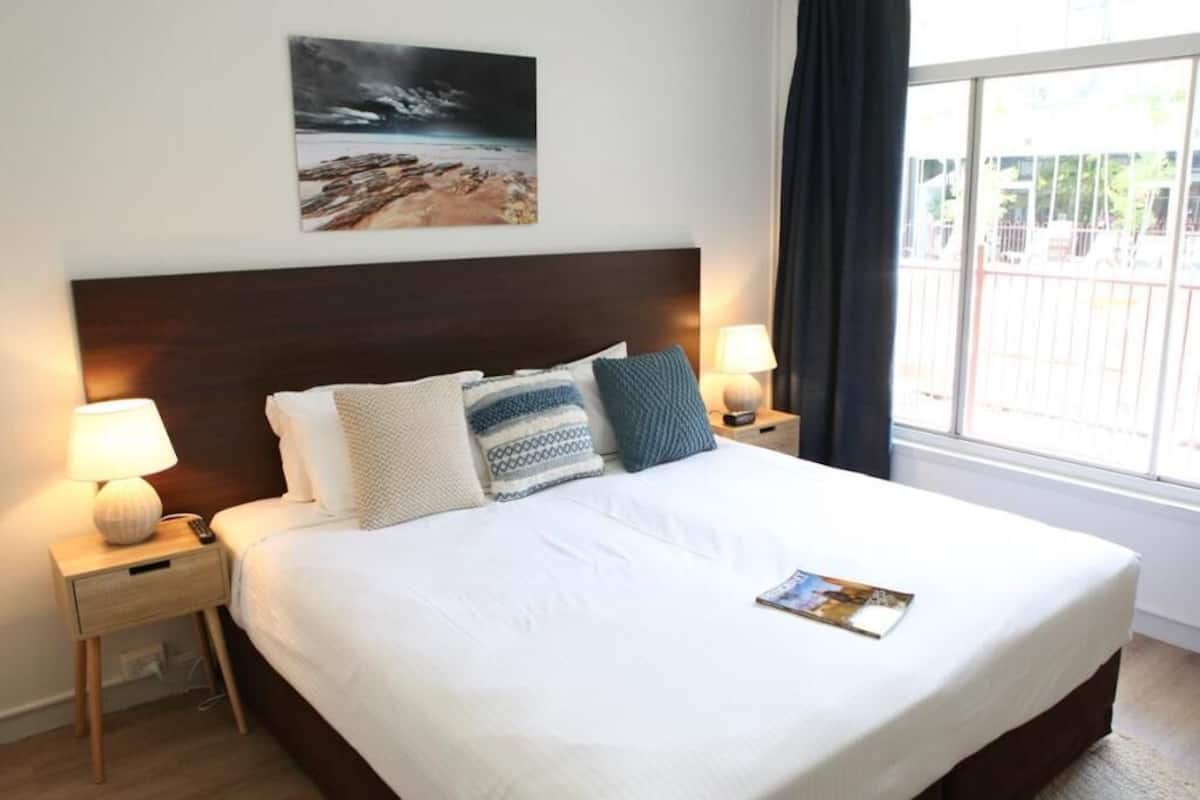 Iron/ironing board, bed sheets