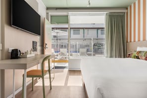 Studio King Poolside | Iron/ironing board, bed sheets - Nightcap at the Cavenagh (Darwin)