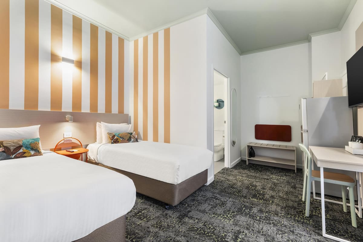 Studio Twin | Tabla de planchar con plancha y ropa de cama