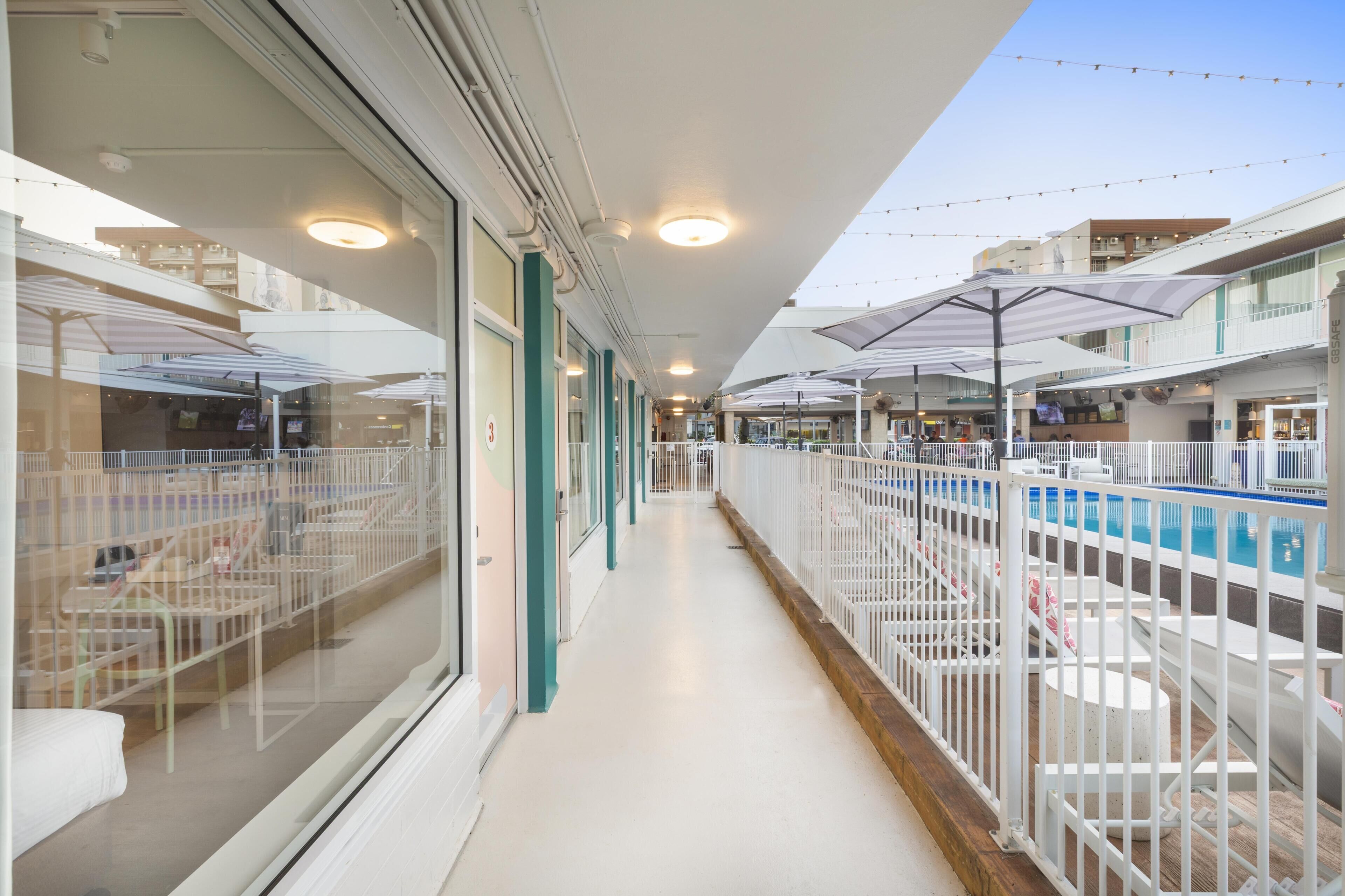 Piscine extérieure, cabanons gratuits, parasols de plage