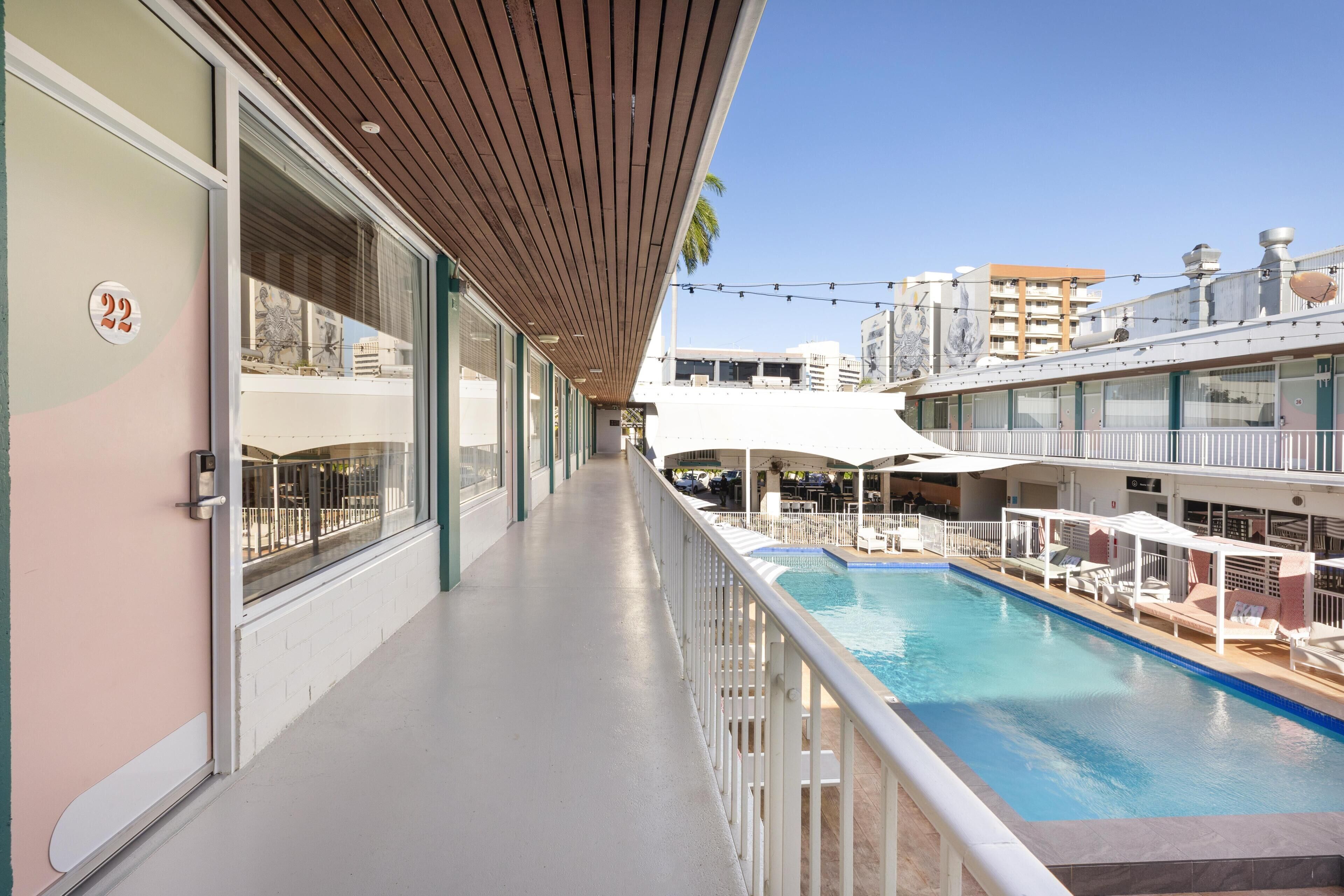 Studio King Poolside | Iron/ironing board, bed sheets