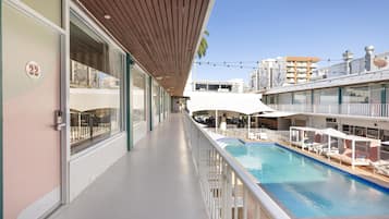 Studio King Poolside | Iron/ironing board, bed sheets