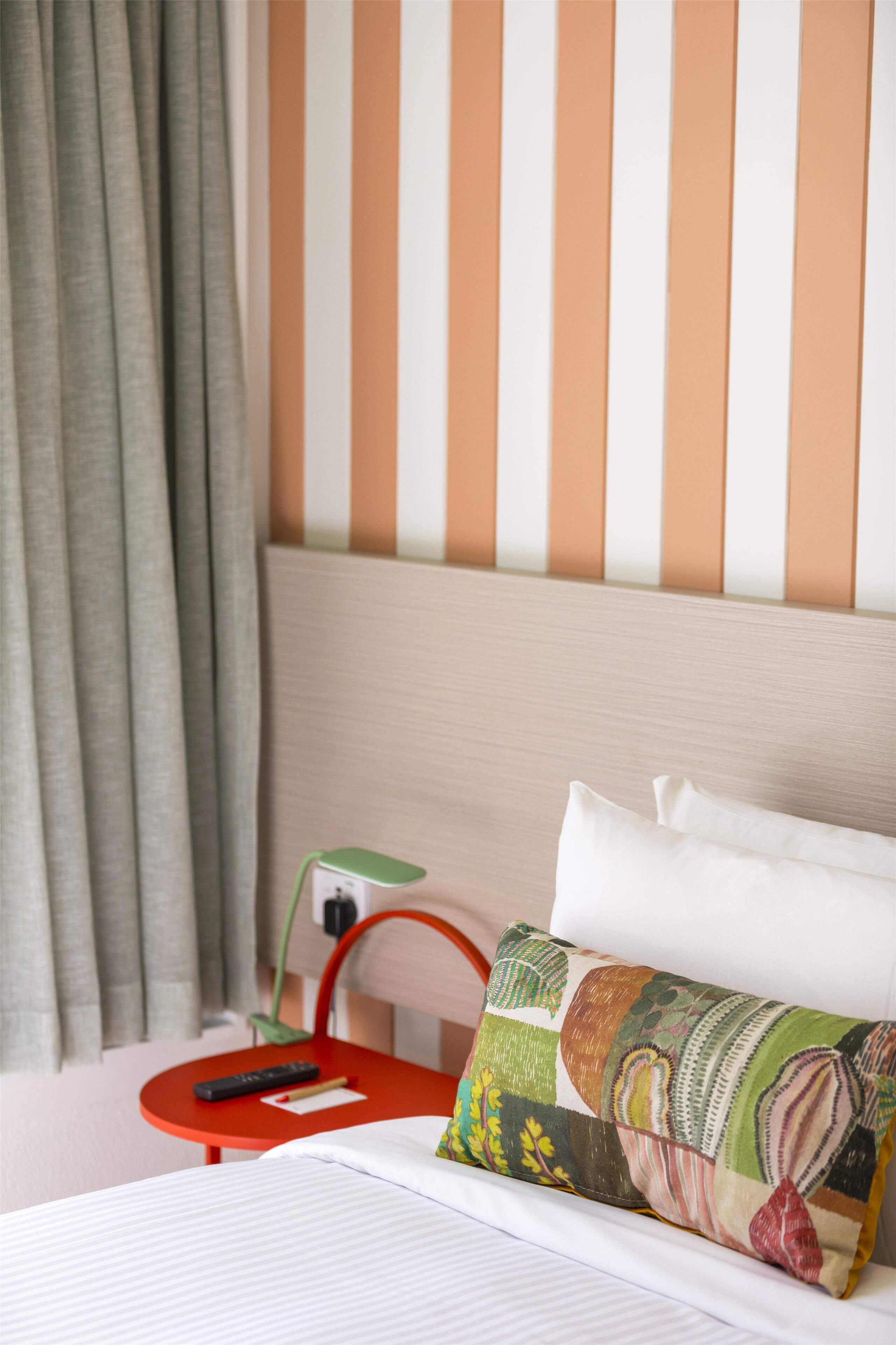 Tabla de planchar con plancha y ropa de cama 