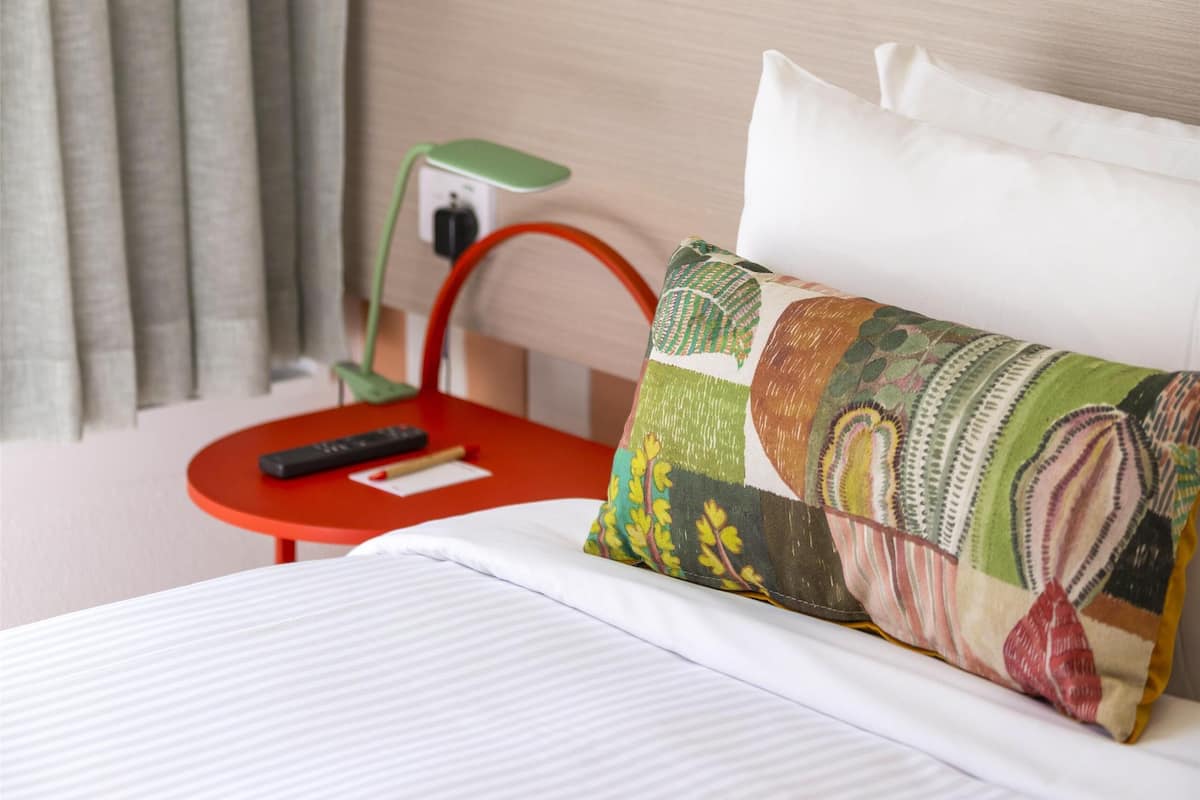 Iron/ironing board, bed sheets