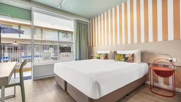 Studio King Poolside | Iron/ironing board, bed sheets