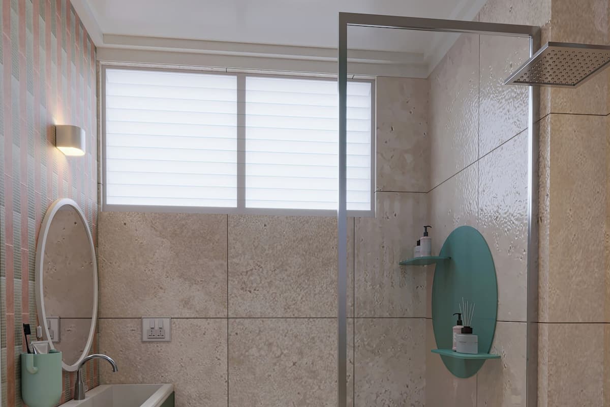 Chuveiro, produtos de toalete grátis, secador de cabelo