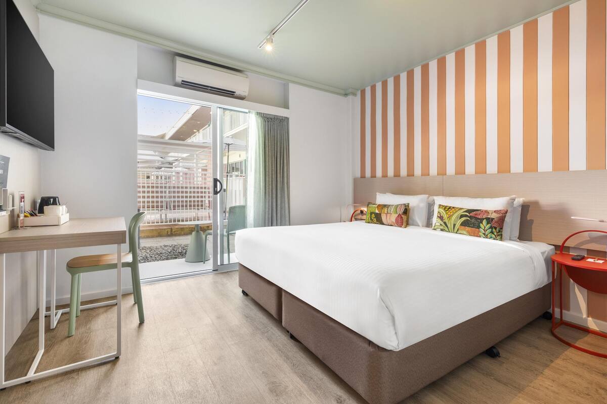 Superior King Poolside | Setrika/meja setrika dan seprai linen