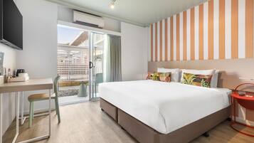 Superior King Poolside | Iron/ironing board, bed sheets