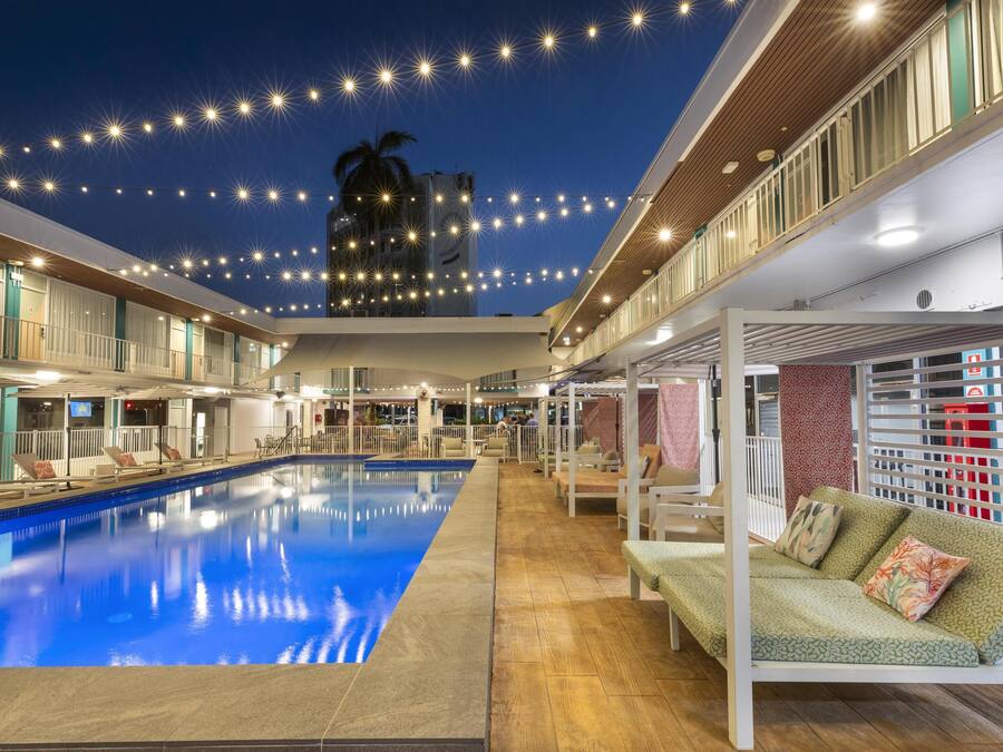 Una piscina al aire libre, camas de piscina gratis, sombrillas