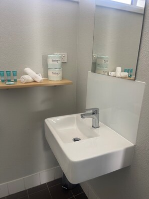 Dusj, toalettartikler (inkludert), hårføner og håndklær