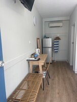 Tabla de planchar con plancha y ropa de cama