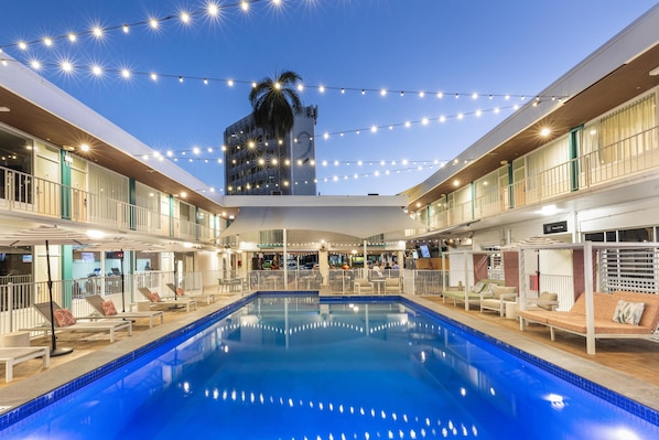 Outdoor pool, free cabanas, pool umbrellas - Nightcap at the Cavenagh (Darwin)