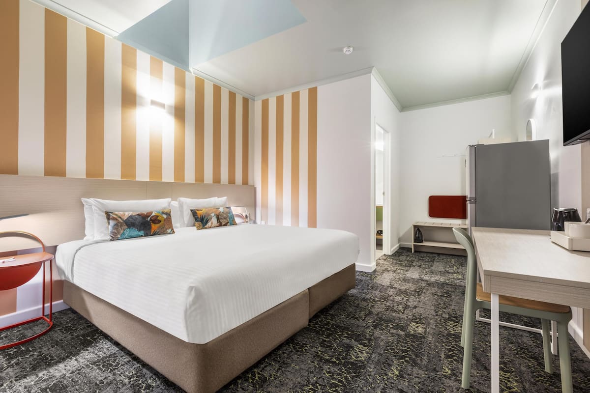 Studio King | Tabla de planchar con plancha y ropa de cama