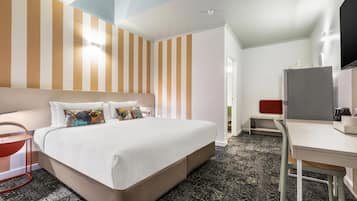 Studio King | Iron/ironing board, bed sheets