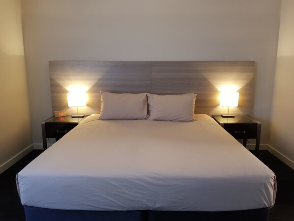 Superior-Zimmer, 1 King-Bett | Schreibtisch, Bügeleisen/Bügelbrett, kostenloses WLAN, Bettwäsche