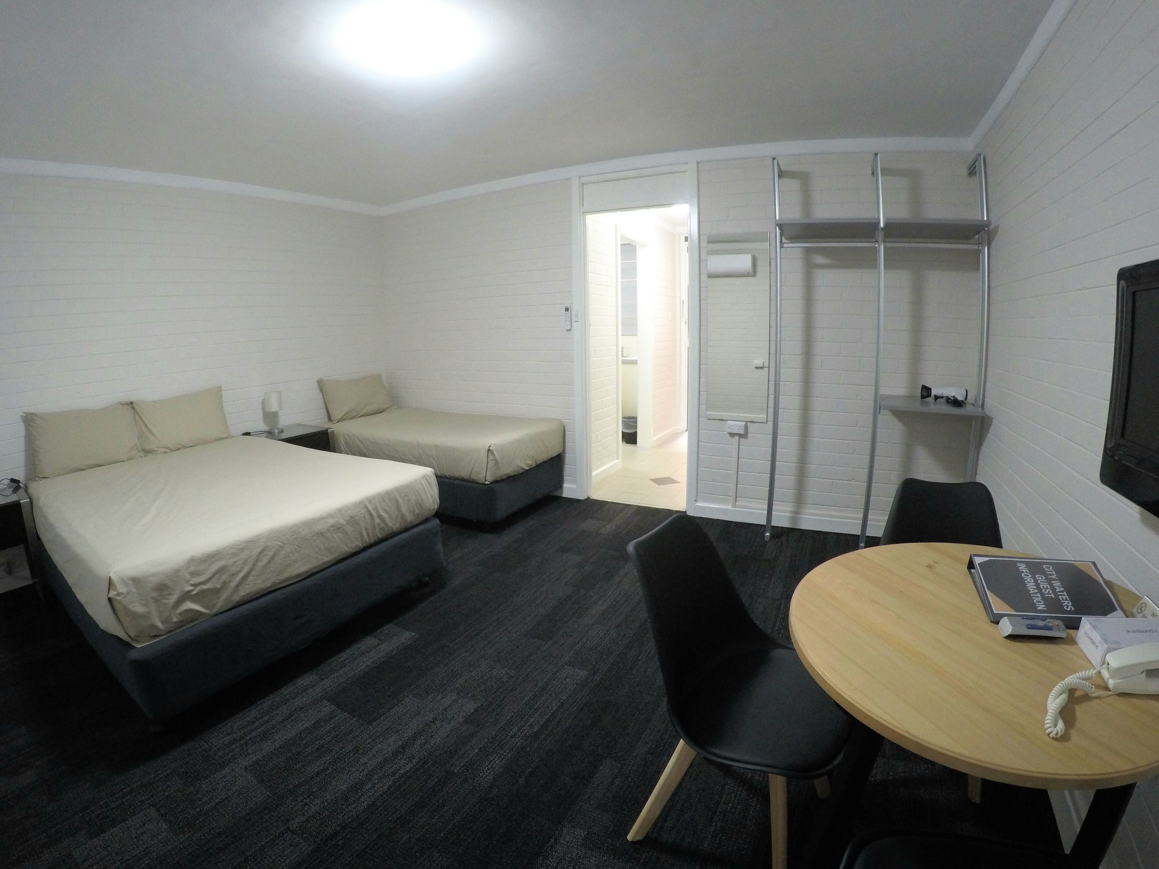 Escritorio, tabla de planchar con plancha, wifi gratis y ropa de cama 