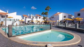 Piscina a l'aire lliure, para-sols i gandules