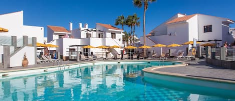 Piscine extérieure, parasols de plage, chaises longues