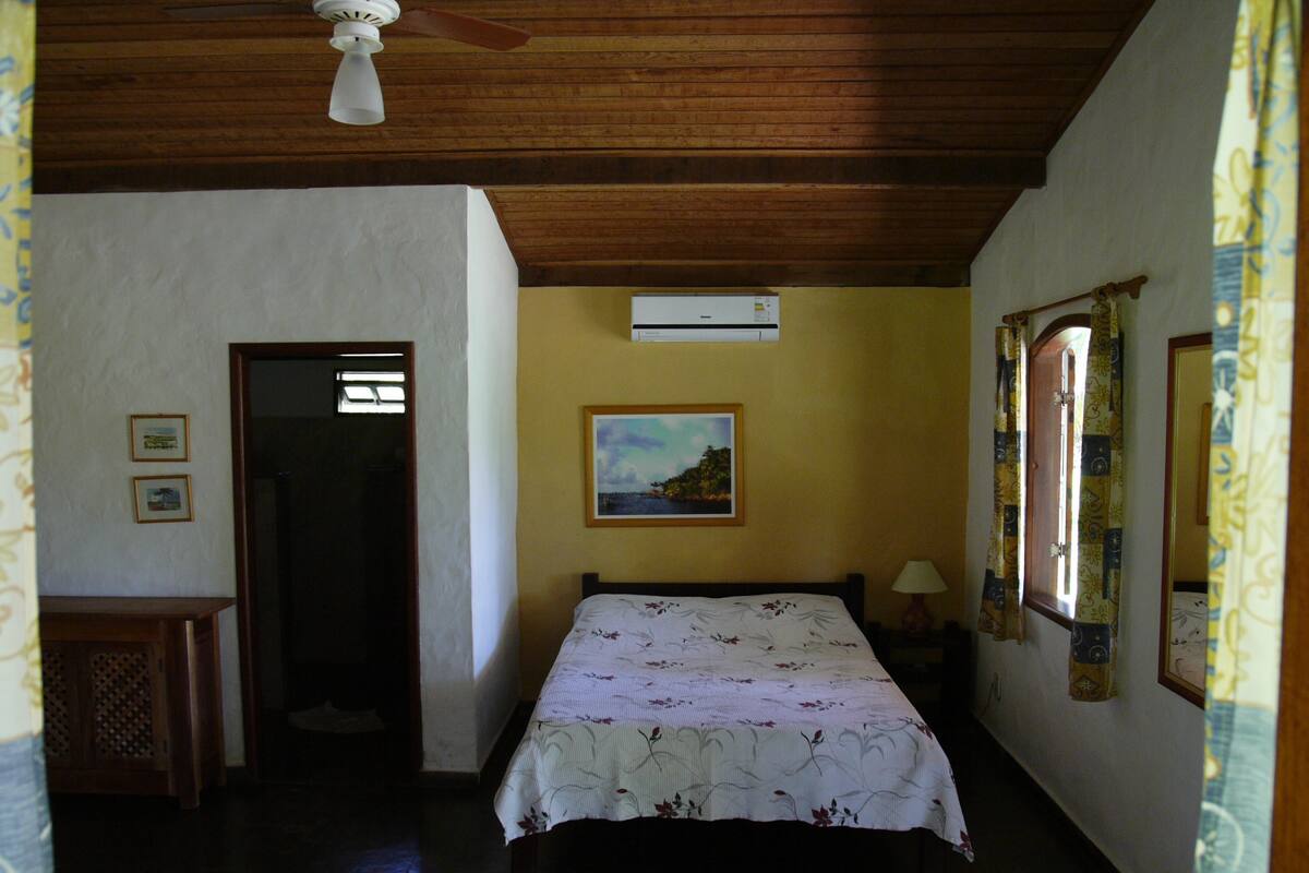 Surmatelas, minibar, coffres-forts dans les chambres
