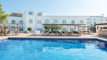 Seasonal outdoor pool, pool umbrellas, sun loungers