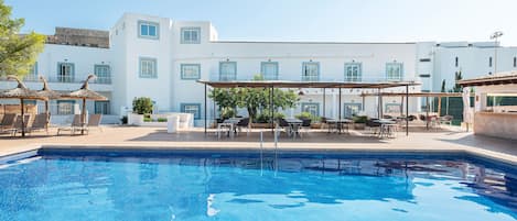 Una piscina al aire libre de temporada (de 09:00 a 20:00), sombrillas