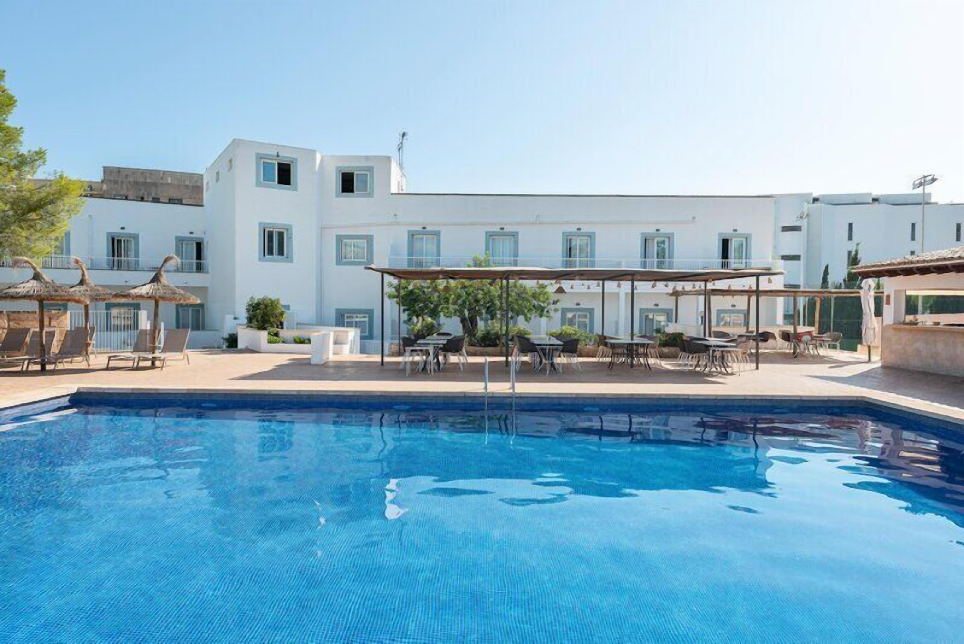 Una piscina al aire libre de temporada (de 09:00 a 20:00), sombrillas