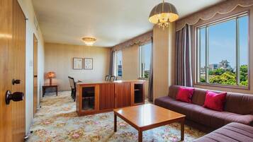 Premium bedding, in-room safe, desk, blackout curtains