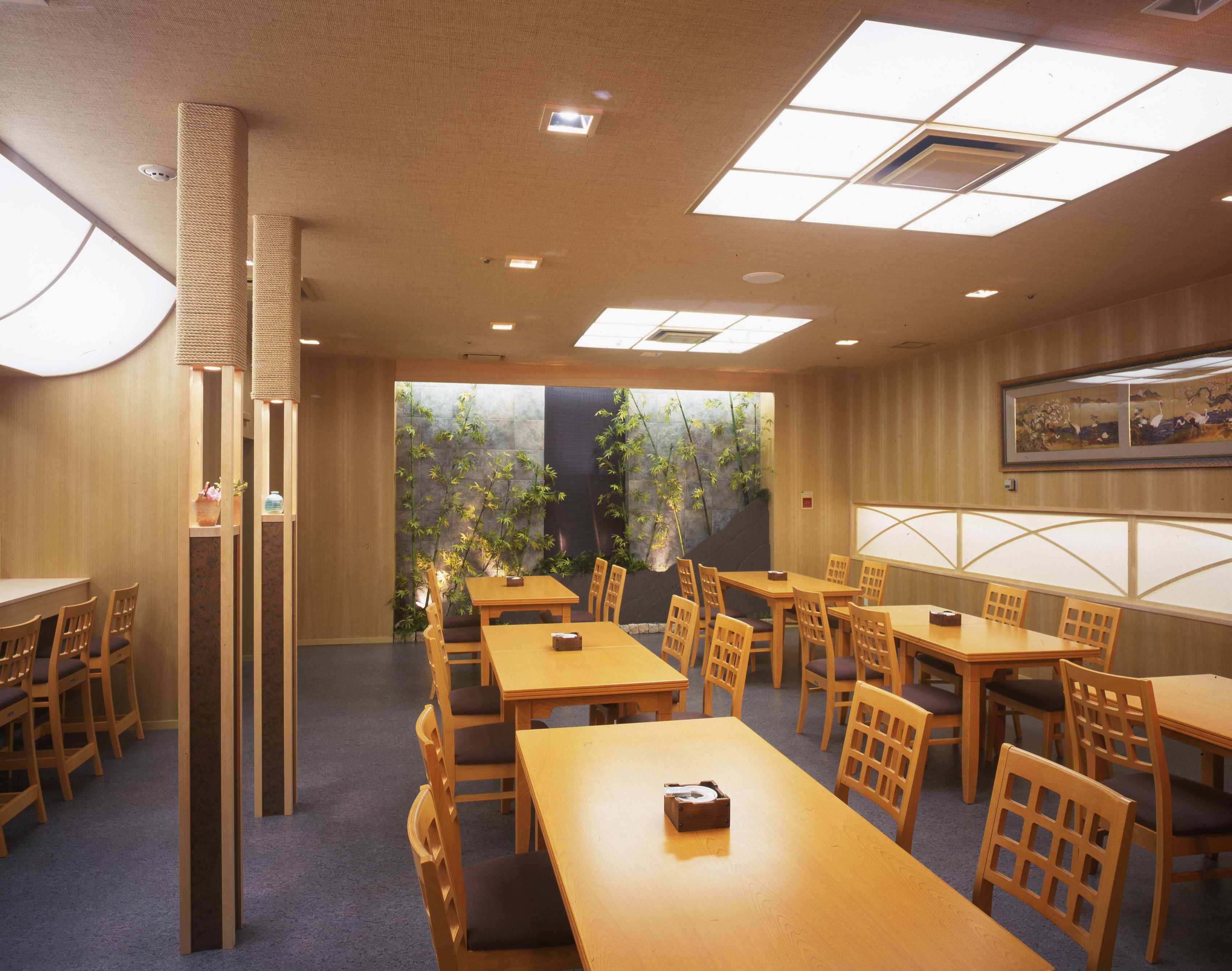 2 restaurantes; se sirve cocina japonesa 