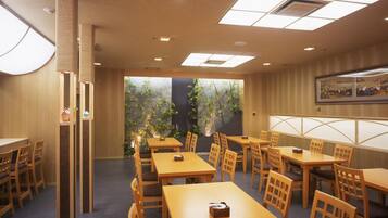 2 restaurantes; se sirve cocina japonesa