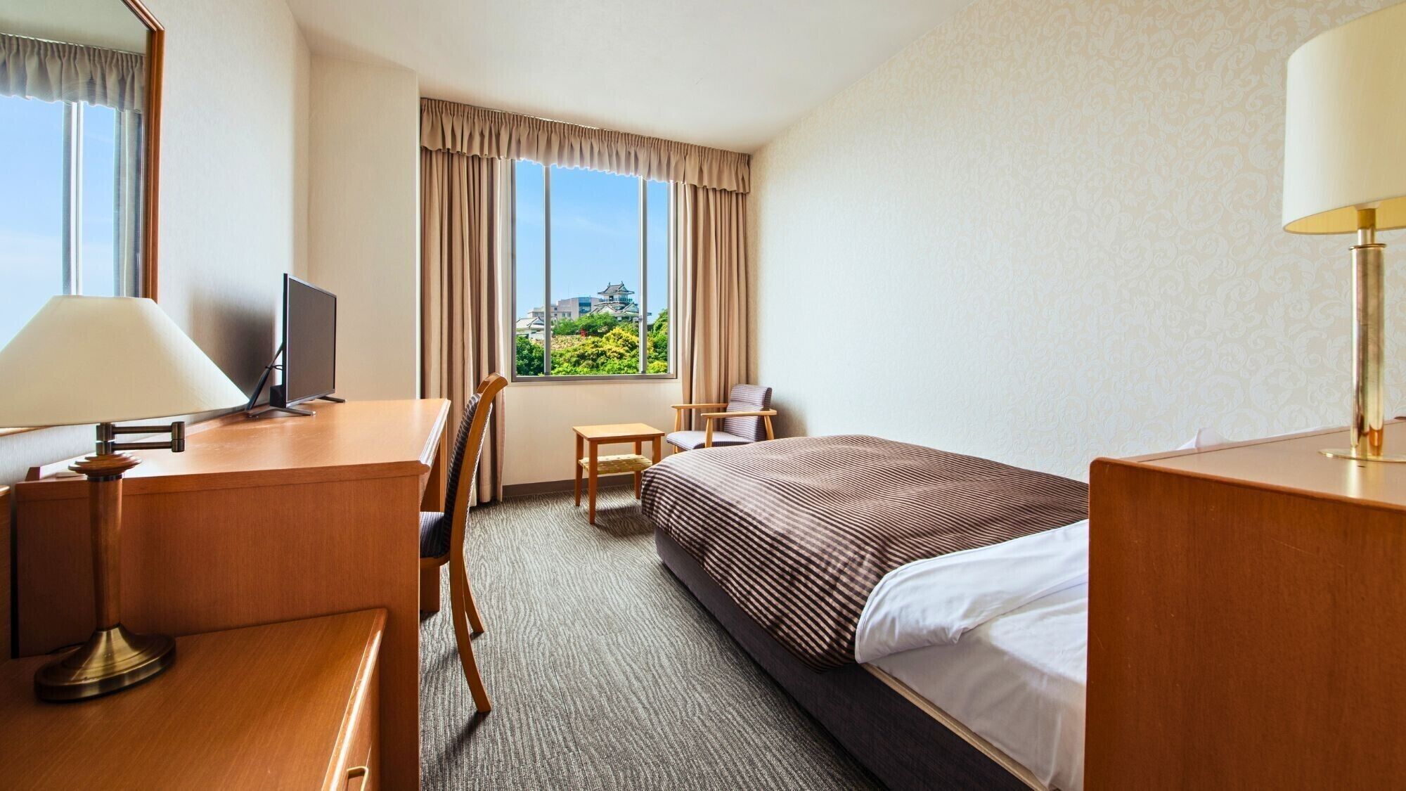 Premium bedding, in-room safe, desk, blackout drapes