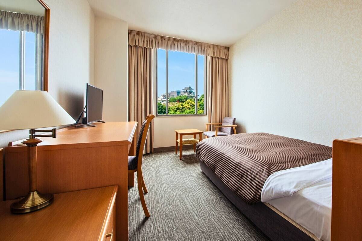 Premium bedding, in-room safe, desk, blackout drapes