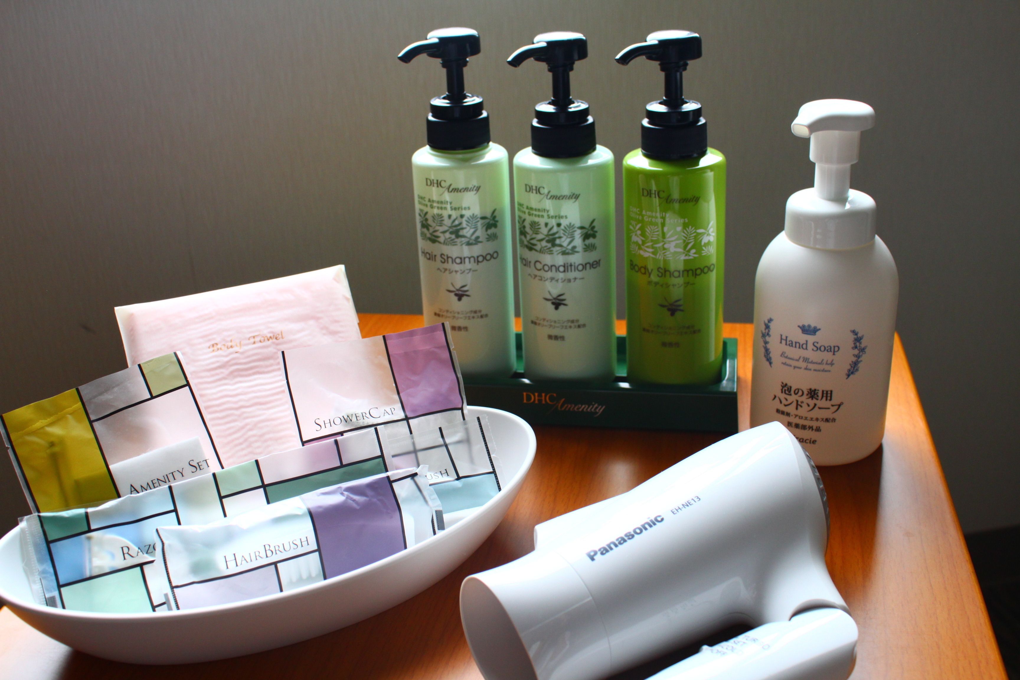 Una mesa con productos para el cabello, un cepillo y un secador.