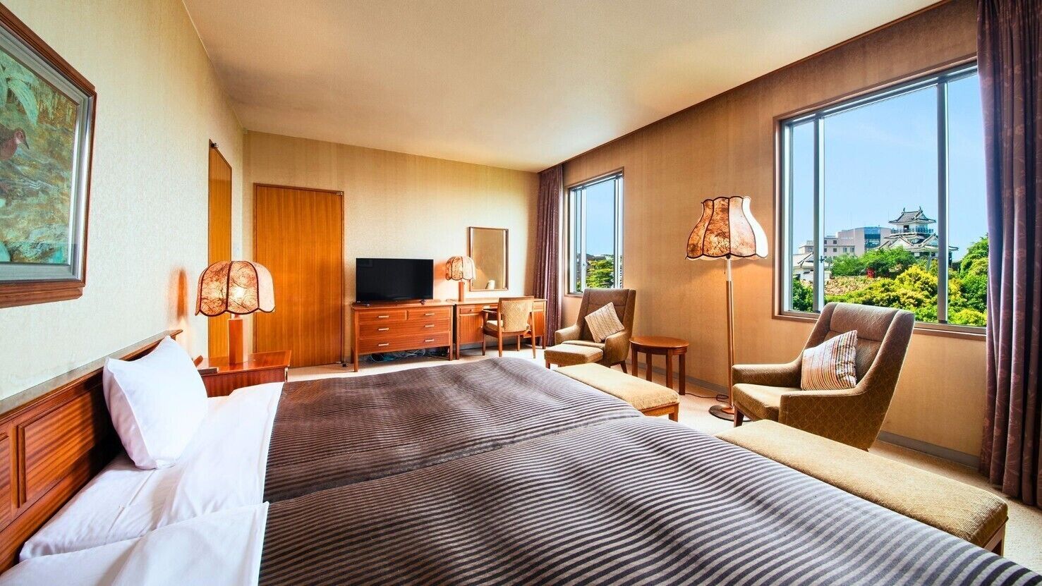 Premium bedding, in-room safe, desk, blackout drapes